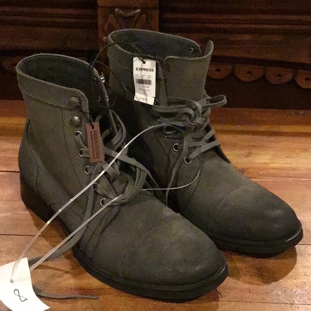 NWT  MENS EXPRESS DISTRESSED BOOTS